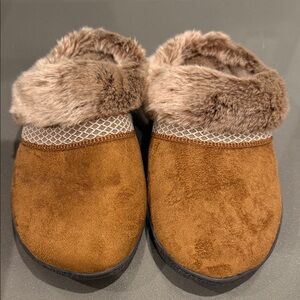 Cozy Brown women’s slippers with Faux Fur Lining